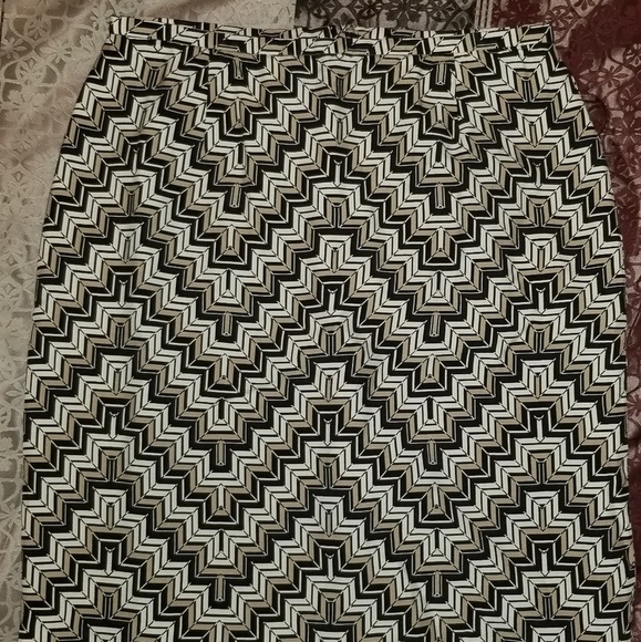 Ann Taylor Knee Length Skirt. Size 6 - Picture 1 of 3